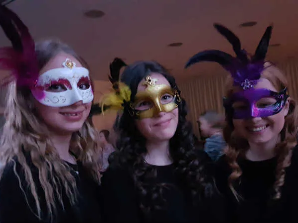 Drei Schülerinnen mit Faschingsmasken auf den Augen