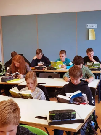 Schüler im Klassenzimmer lesen in Büchern