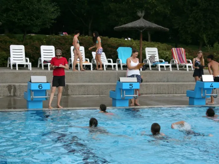 Schüler im Schwimmbecken, Freibad