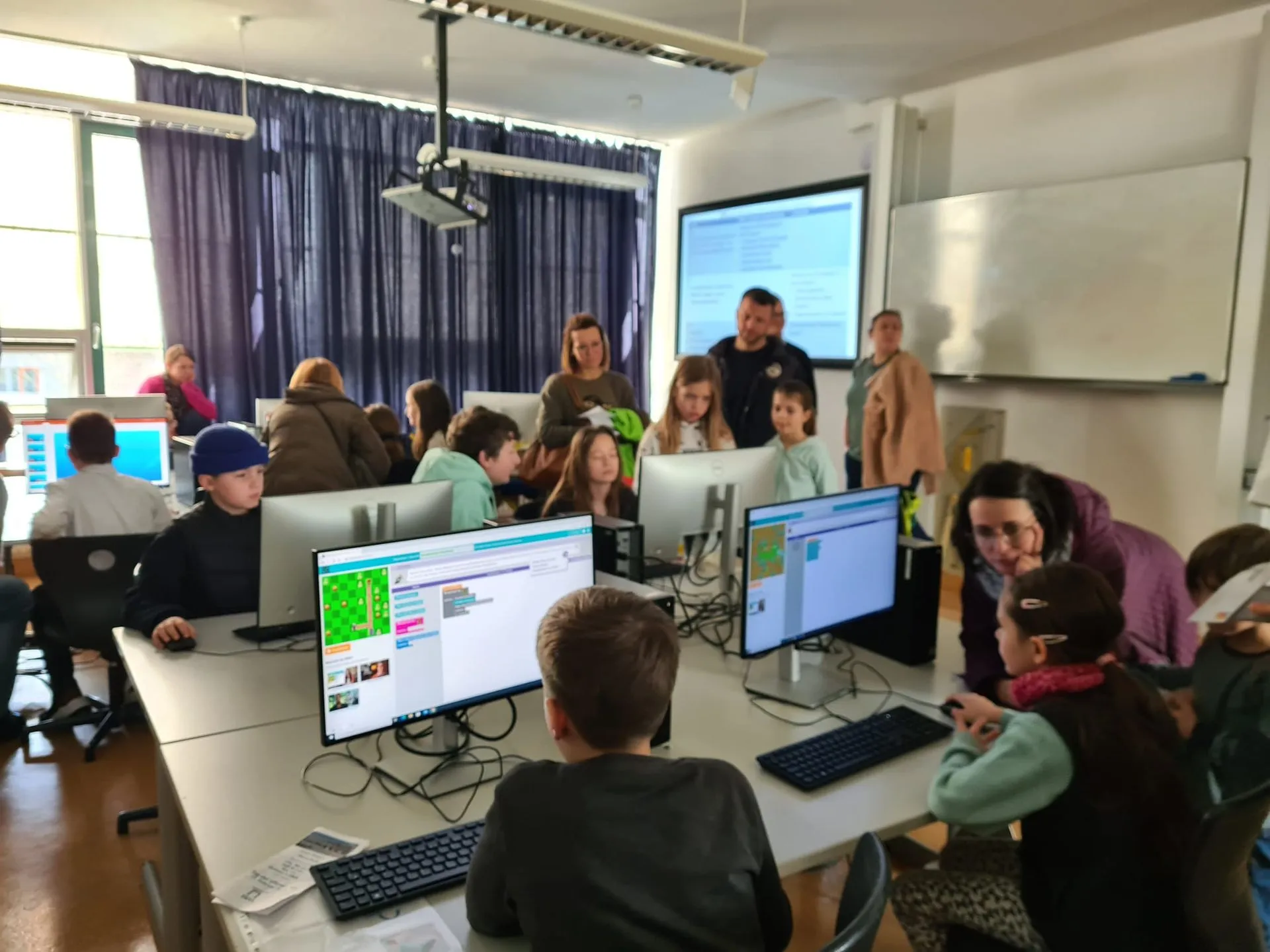 Schüler informieren sich an Computern 