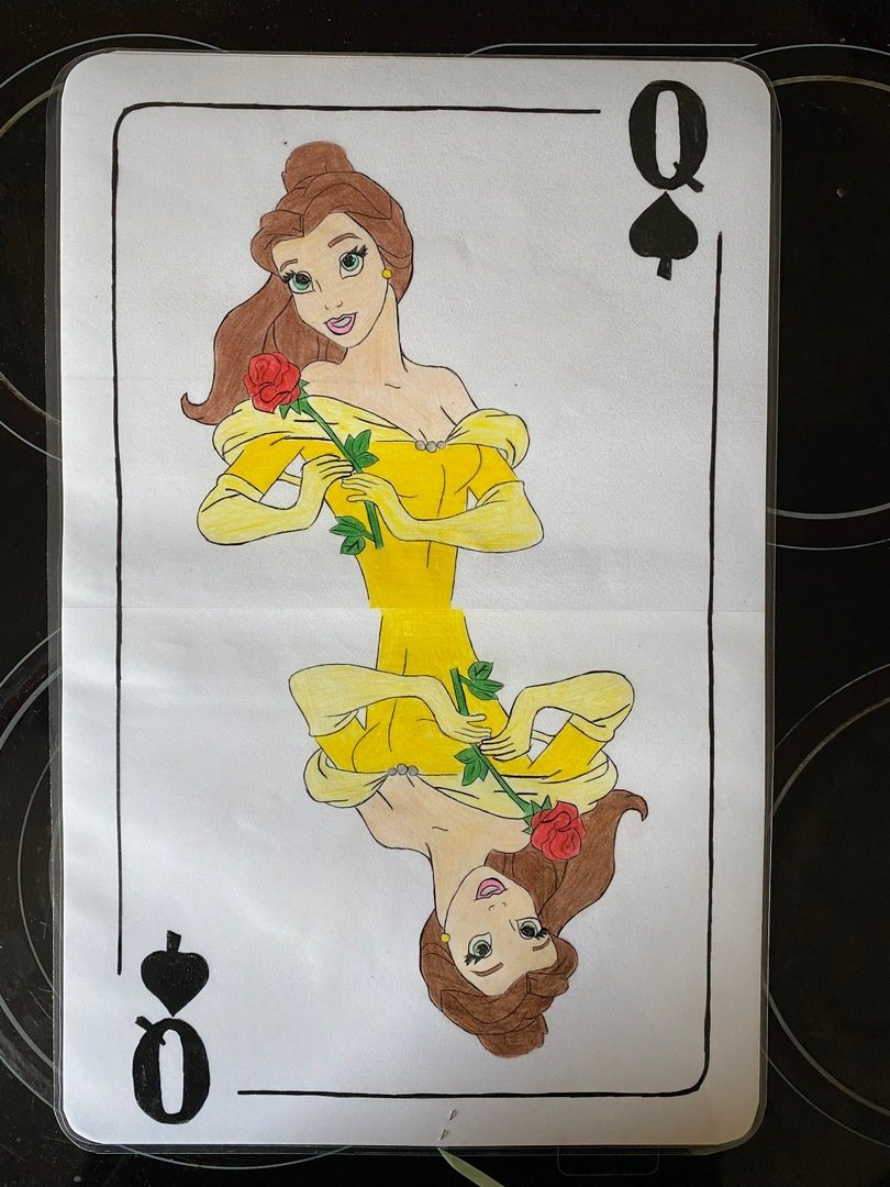 Gemalte Spielkarte mit Frau gespiegelt in gelben Kleid